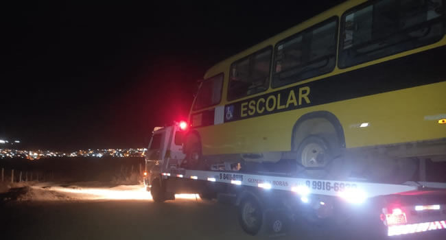 Fazendo guincho de um ônibus escolar